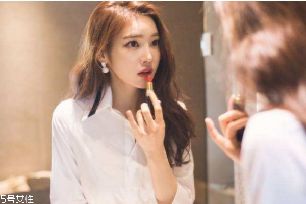 經(jīng)常涂口紅有什么危害 涂口紅時的注意事項 經(jīng)常涂口紅有什么危害 涂口紅時的注意事項