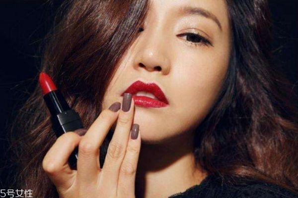 秋天涂什么顏色的口紅好看 好看的秋季口紅有哪些 秋天涂什么顏色的口紅好看 好看的秋季口紅有哪些