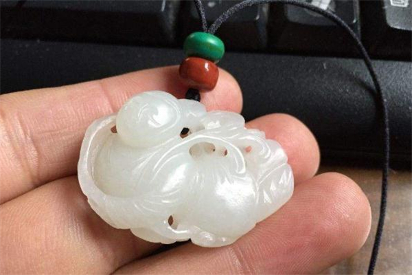 和田白玉和羊脂玉區(qū)別 和田白玉和羊脂玉哪個(gè)好 和田白玉和羊脂玉區(qū)別 和田白玉和羊脂玉哪個(gè)好