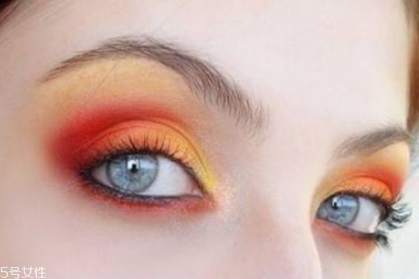 貼假睫毛有哪些危害 假睫毛可以不拿下來(lái)嗎 貼假睫毛有哪些危害 假睫毛可以不拿下來(lái)嗎