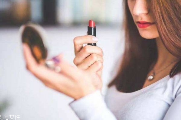 秋天涂什么顏色的口紅好看 好看的秋季口紅有哪些 秋天涂什么顏色的口紅好看 好看的秋季口紅有哪些