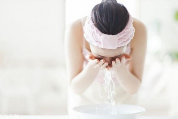 敷面膜前擦什么最好 敷面膜后擦什么 敷面膜前擦什么最好 敷面膜后擦什么