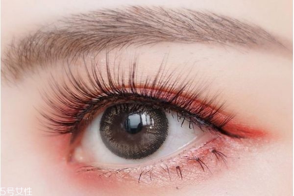 秋天適合的妝容有哪些 適合秋天的妝容 秋天適合的妝容有哪些 適合秋天的妝容