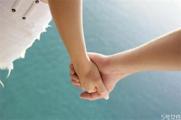 第一次約會(huì)牽手嗎 約會(huì)多久可以牽手 第一次約會(huì)牽手嗎 約會(huì)多久可以牽手