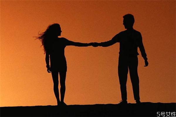 第一次約會(huì)牽手嗎 約會(huì)多久可以牽手 第一次約會(huì)牽手嗎 約會(huì)多久可以牽手