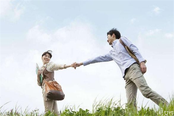 第一次約會(huì)牽手嗎 約會(huì)多久可以牽手 第一次約會(huì)牽手嗎 約會(huì)多久可以牽手