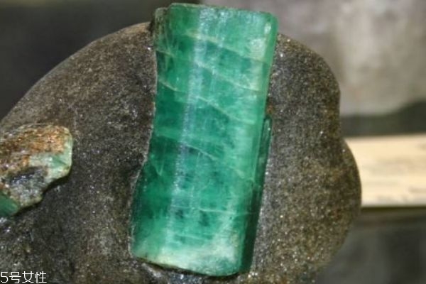 什么是綠柱石呢 綠柱石有什么作用呢 什么是綠柱石呢 綠柱石有什么作用呢