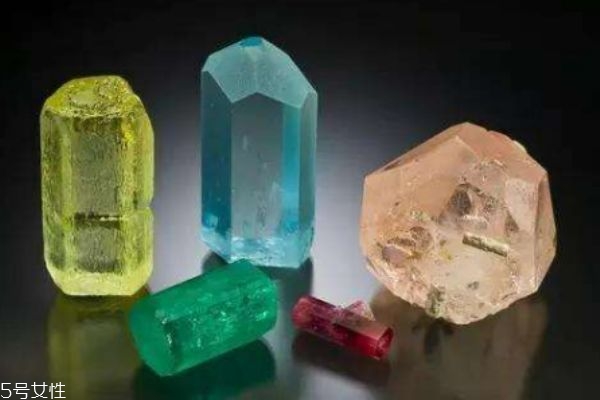 什么是綠柱石呢 綠柱石有什么作用呢 什么是綠柱石呢 綠柱石有什么作用呢