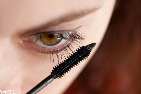睫毛膏暈妝該怎么辦 睫毛膏的上妝要點(diǎn)是什么 睫毛膏暈妝該怎么辦 睫毛膏的上妝要點(diǎn)是什么
