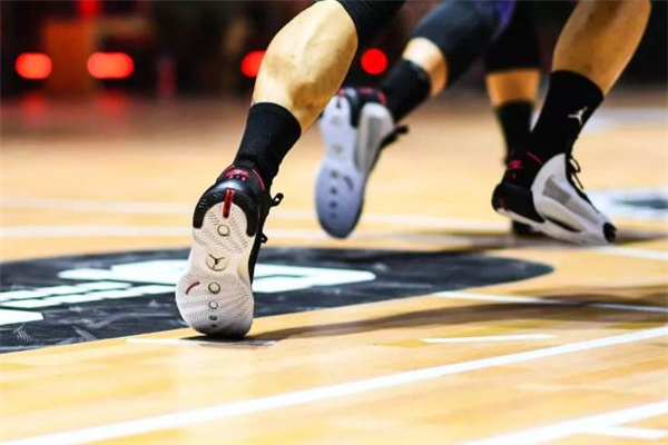 aj34和aj33哪個(gè)好 aj34和aj33實(shí)戰(zhàn)對(duì)比測評(píng)