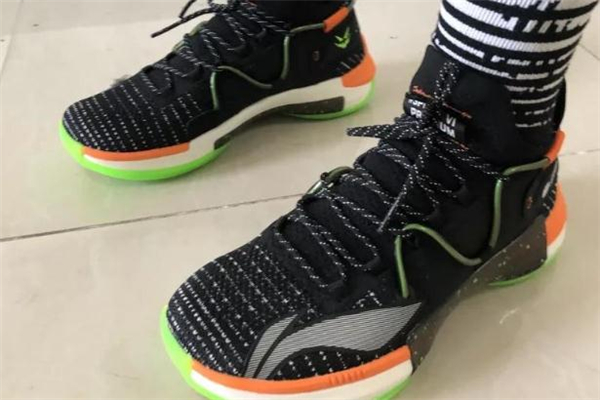 李寧閃擊6萬(wàn)圣節(jié)開(kāi)箱測(cè)評(píng) 閃擊6萬(wàn)圣節(jié)上腳效果圖 李寧閃擊6萬(wàn)圣節(jié)開(kāi)箱測(cè)評(píng) 閃擊6萬(wàn)圣節(jié)上腳效果圖