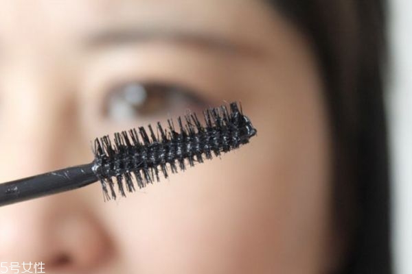 睫毛膏暈妝該怎么辦 睫毛膏的上妝要點(diǎn)是什么 睫毛膏暈妝該怎么辦 睫毛膏的上妝要點(diǎn)是什么