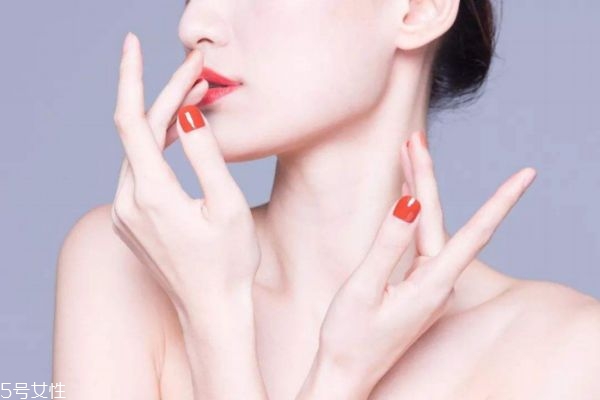 臉上為什么會愛出油 油性皮膚要注意什么 臉上為什么會愛出油 油性皮膚要注意什么