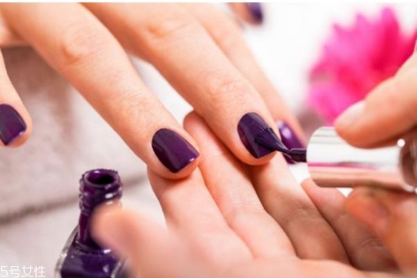 指甲油顏色怎么選 怎樣選購指甲油 指甲油顏色怎么選 怎樣選購指甲油