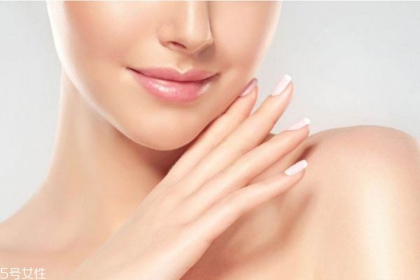 臉上總出油該怎么辦 皮膚油是怎么回事 臉上總出油該怎么辦 皮膚油是怎么回事