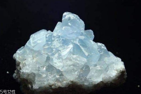 什么是天青石呢 天青石有什么作用呢 什么是天青石呢 天青石有什么作用呢