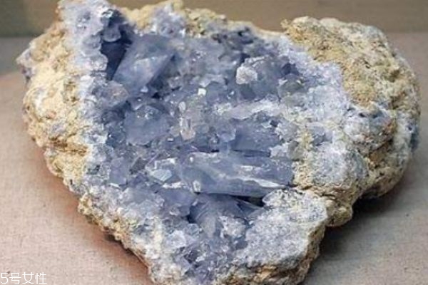 什么是天青石呢 天青石有什么作用呢 什么是天青石呢 天青石有什么作用呢