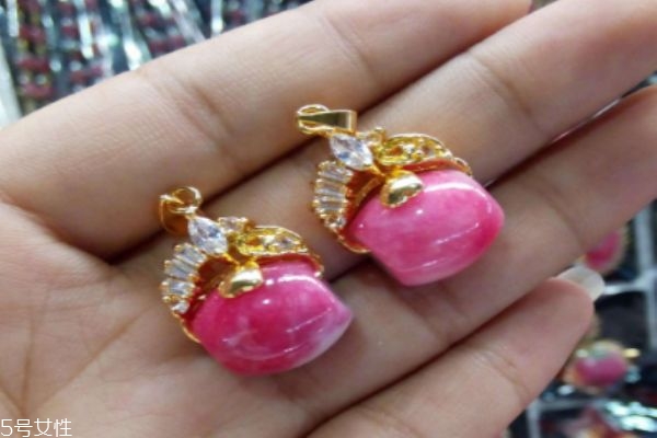 什么是桃花石呢 桃花石有什么作用呢 什么是桃花石呢 桃花石有什么作用呢