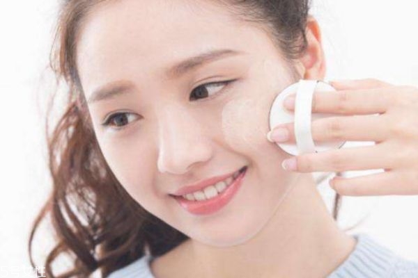 粉撲使用之前需要打濕嗎 使用粉撲需要注意什么 粉撲使用之前需要打濕嗎 使用粉撲需要注意什么