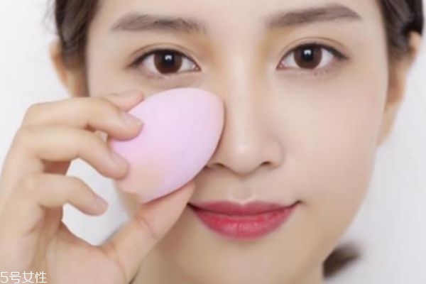 粉撲使用之前需要打濕嗎 使用粉撲需要注意什么 粉撲使用之前需要打濕嗎 使用粉撲需要注意什么