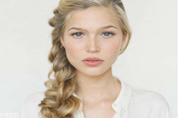 扎什么頭發(fā)顯氣質(zhì) 顯氣質(zhì)的扎發(fā)型女 扎什么頭發(fā)顯氣質(zhì) 顯氣質(zhì)的扎發(fā)型女