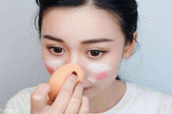 粉撲使用之前需要打濕嗎 使用粉撲需要注意什么 粉撲使用之前需要打濕嗎 使用粉撲需要注意什么