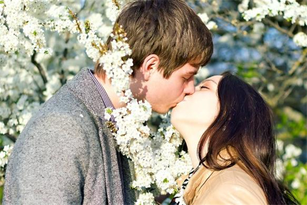 女朋友說肚子疼怎么回答 女朋友說肚子疼標準答案 女朋友說肚子疼怎么回答 女朋友說肚子疼標準答案