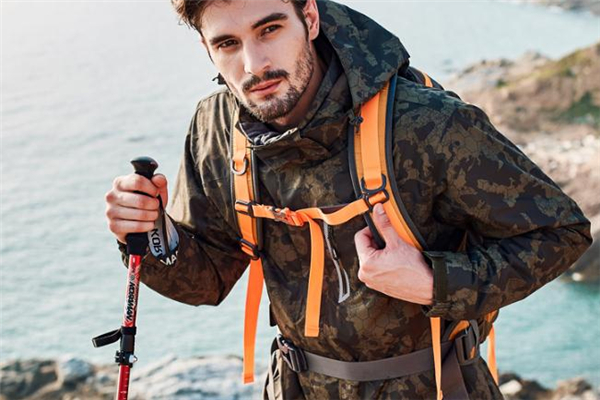 沖鋒衣日?？梢源﹩?沖鋒衣日常穿難看嗎