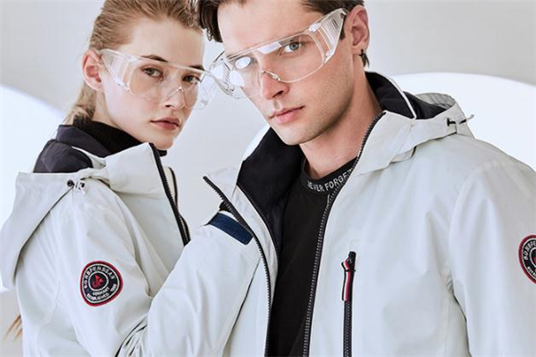 沖鋒衣什么顏色好看 沖鋒衣顏色怎么選 沖鋒衣什么顏色好看 沖鋒衣顏色怎么選