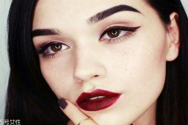 眼線膠筆怎么畫 畫眼線務必注意這幾點