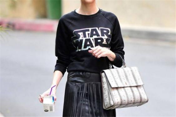 黑色衛(wèi)衣配什么裙子好看 黑色衛(wèi)衣搭配裙子圖片 黑色衛(wèi)衣配什么裙子好看 黑色衛(wèi)衣搭配裙子圖片