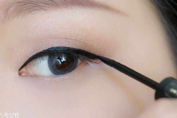 眼線應(yīng)該怎么畫 彩妝菜鳥如何畫眼線 眼線應(yīng)該怎么畫 彩妝菜鳥如何畫眼線