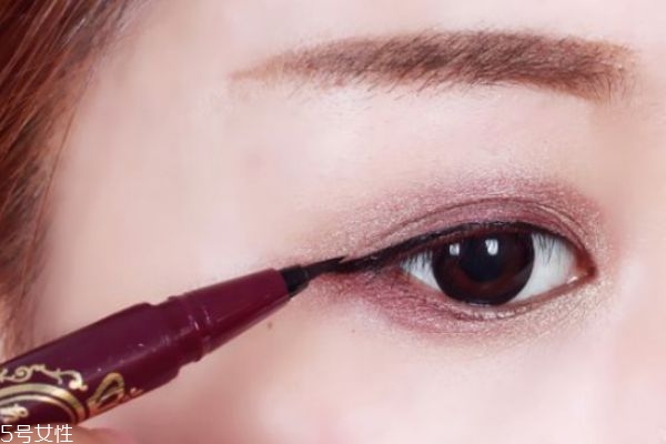 眼線應(yīng)該怎么畫 彩妝菜鳥如何畫眼線 眼線應(yīng)該怎么畫 彩妝菜鳥如何畫眼線