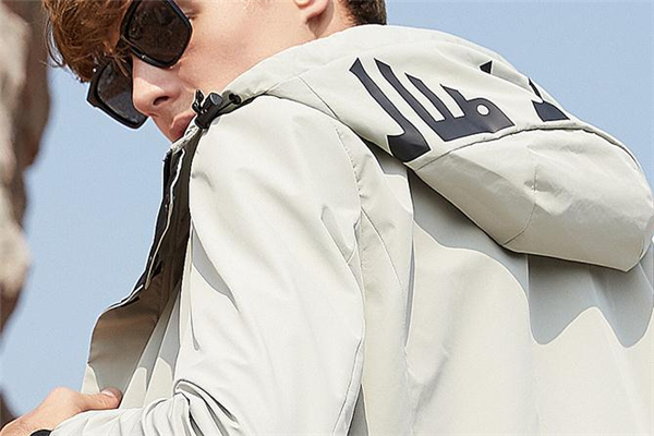 防風(fēng)衣怎么洗 防風(fēng)衣可以洗衣機(jī)洗嗎 防風(fēng)衣怎么洗 防風(fēng)衣可以洗衣機(jī)洗嗎