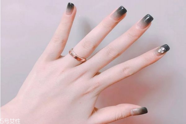 秋天適合的美甲款式 適合秋天的美甲圖片 秋天適合的美甲款式 適合秋天的美甲圖片