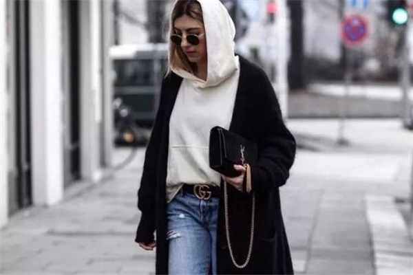 白色衛(wèi)衣配什么外套好看 白色衛(wèi)衣搭配外套圖片 白色衛(wèi)衣配什么外套好看 白色衛(wèi)衣搭配外套圖片