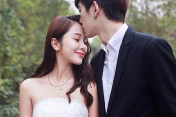 女生說(shuō)她長(zhǎng)痘痘了怎么回復(fù) 女生說(shuō)長(zhǎng)痘痘什么意思 女生說(shuō)她長(zhǎng)痘痘了怎么回復(fù) 女生說(shuō)長(zhǎng)痘痘什么意思