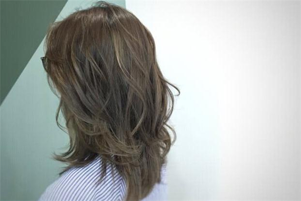 蜂蜜茶色和奶茶色哪個好看 蜂蜜茶色和奶茶色哪個顯白 蜂蜜茶色和奶茶色哪個好看 蜂蜜茶色和奶茶色哪個顯白