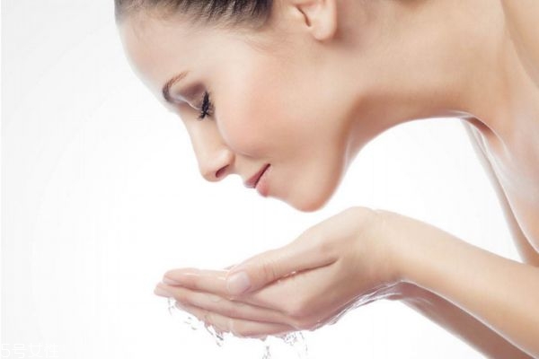 冬季皮膚干燥有哪些原因 秋冬季節(jié)皮膚干燥怎么辦 冬季皮膚干燥有哪些原因 秋冬季節(jié)皮膚干燥怎么辦