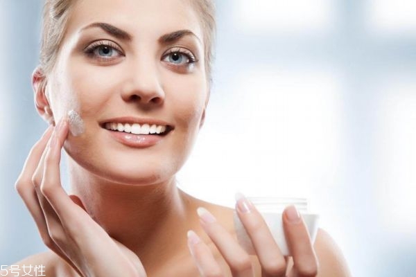 冬天身體皮膚干燥怎么辦 冬天腿上皮膚干燥怎么辦 冬天身體皮膚干燥怎么辦 冬天腿上皮膚干燥怎么辦