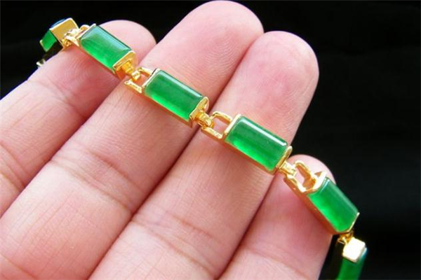 金鑲玉手鏈一般多少錢 金鑲玉手鏈的寓意 金鑲玉手鏈一般多少錢 金鑲玉手鏈的寓意