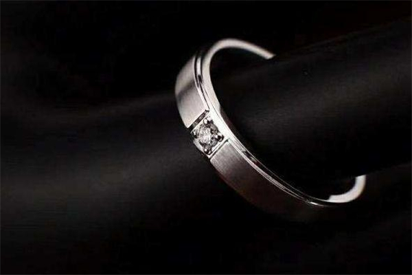 謝瑞麟和enzo哪個(gè)好 謝瑞麟和enzo選哪個(gè)