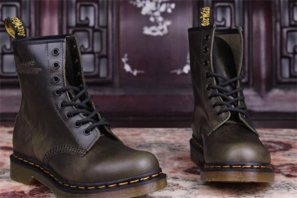 馬丁靴漆皮好還是啞光好 馬丁靴漆皮和啞光的區(qū)別 馬丁靴漆皮好還是啞光好 馬丁靴漆皮和啞光的區(qū)別