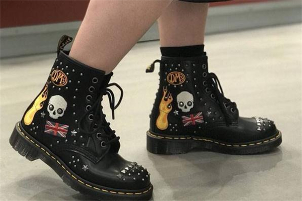 馬丁靴漆皮好還是啞光好 馬丁靴漆皮和啞光的區(qū)別 馬丁靴漆皮好還是啞光好 馬丁靴漆皮和啞光的區(qū)別