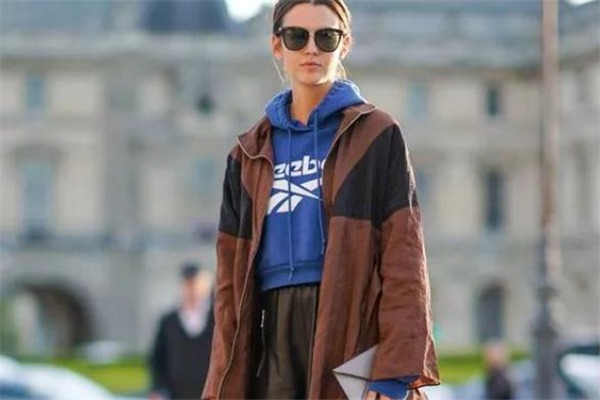 藍色衛(wèi)衣配什么外套 藍色衛(wèi)衣搭配外套圖片 藍色衛(wèi)衣配什么外套 藍色衛(wèi)衣搭配外套圖片