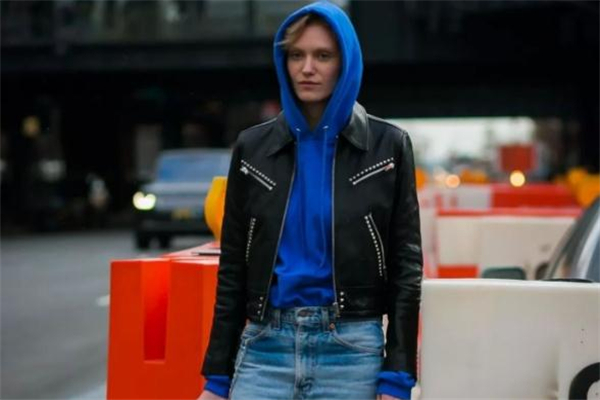 藍色衛(wèi)衣配什么外套 藍色衛(wèi)衣搭配外套圖片 藍色衛(wèi)衣配什么外套 藍色衛(wèi)衣搭配外套圖片