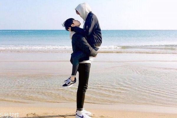 談戀愛男生給女生花錢是理所應(yīng)當(dāng)嗎 戀愛一直花男生的錢 談戀愛男生給女生花錢是理所應(yīng)當(dāng)嗎 戀愛一直花男生的錢