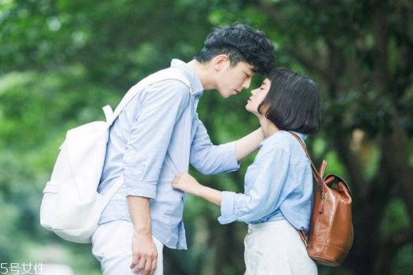 談戀愛男生給女生花錢是理所應(yīng)當(dāng)嗎 戀愛一直花男生的錢 談戀愛男生給女生花錢是理所應(yīng)當(dāng)嗎 戀愛一直花男生的錢