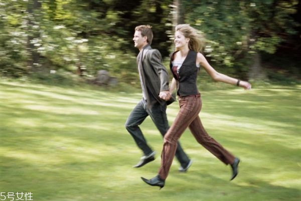 談戀愛男生給女生花錢是理所應(yīng)當(dāng)嗎 戀愛一直花男生的錢 談戀愛男生給女生花錢是理所應(yīng)當(dāng)嗎 戀愛一直花男生的錢