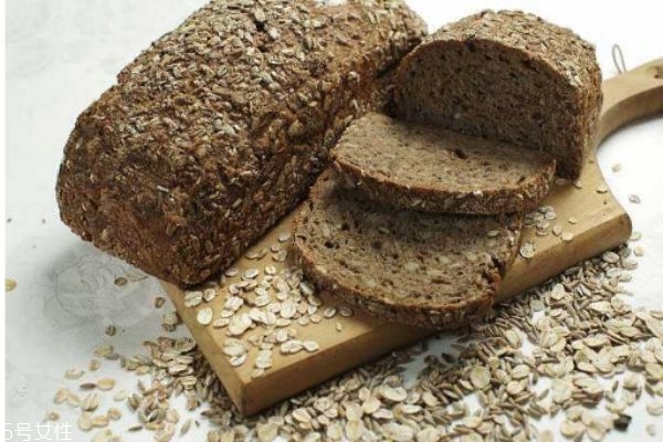 什么是黑面包呢 黑面包有什么營養(yǎng)價(jià)值呢 什么是黑面包呢 黑面包有什么營養(yǎng)價(jià)值呢